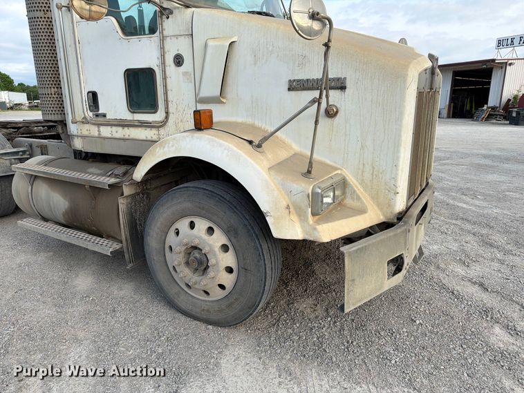 image for item FC3043 2007 Kenworth T800 semi truck