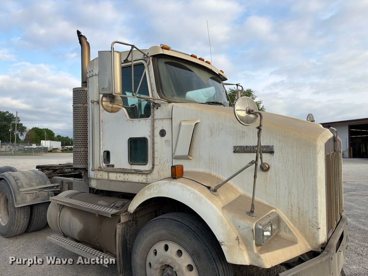 image for item FC3043 2007 Kenworth T800 semi truck