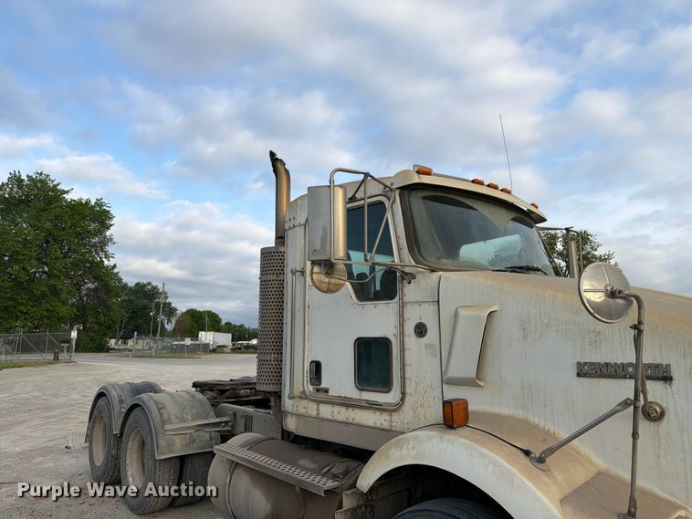 image for item FC3043 2007 Kenworth T800 semi truck