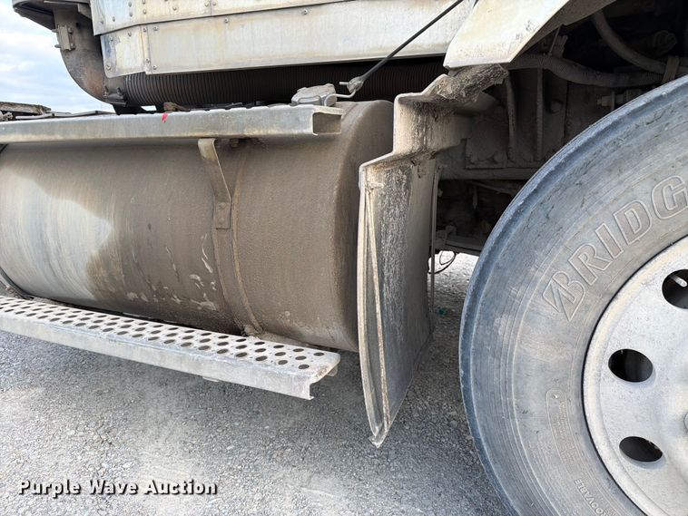 image for item FC3043 2007 Kenworth T800 semi truck