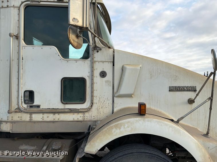 image for item FC3043 2007 Kenworth T800 semi truck