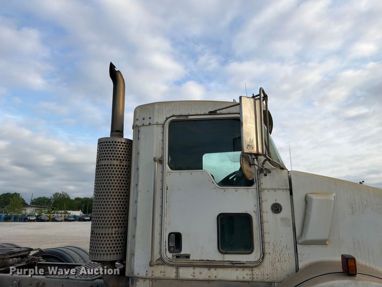 image for item FC3043 2007 Kenworth T800 semi truck