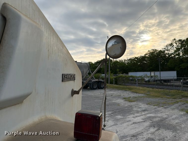 image for item FC3043 2007 Kenworth T800 semi truck