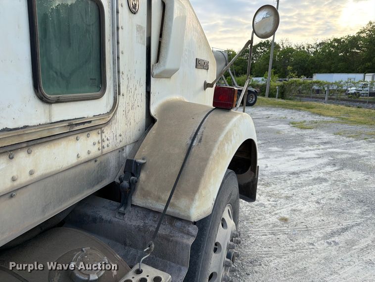 image for item FC3043 2007 Kenworth T800 semi truck