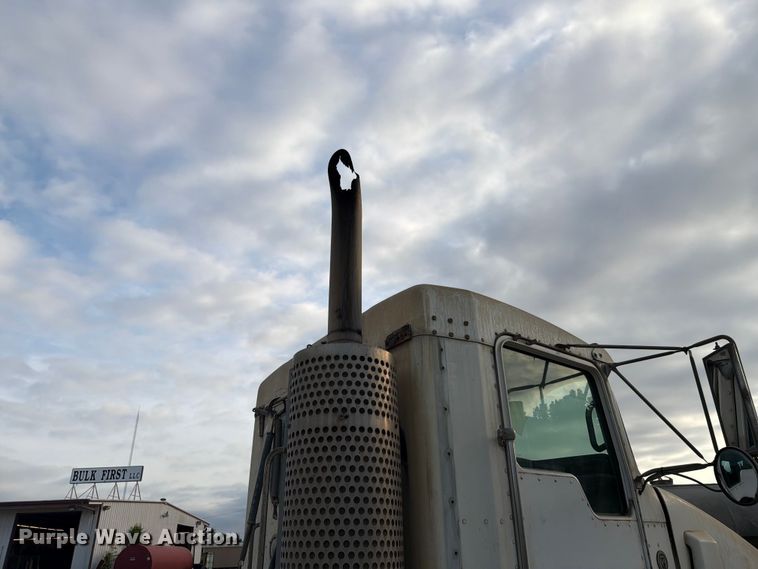 image for item FC3043 2007 Kenworth T800 semi truck