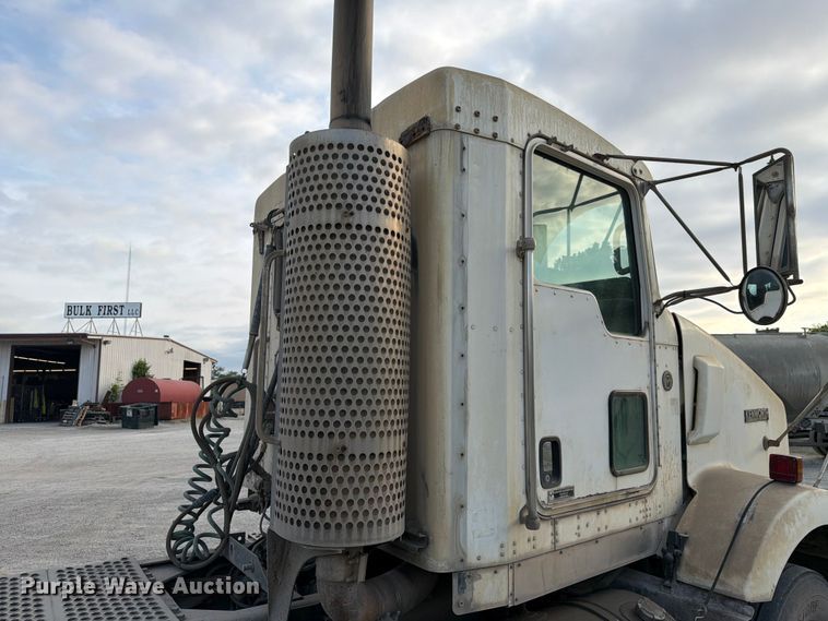 image for item FC3043 2007 Kenworth T800 semi truck