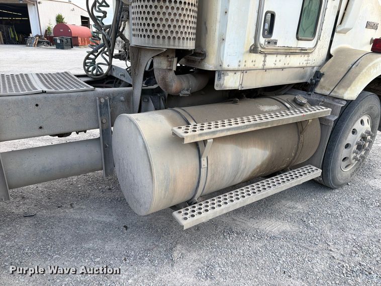 image for item FC3043 2007 Kenworth T800 semi truck