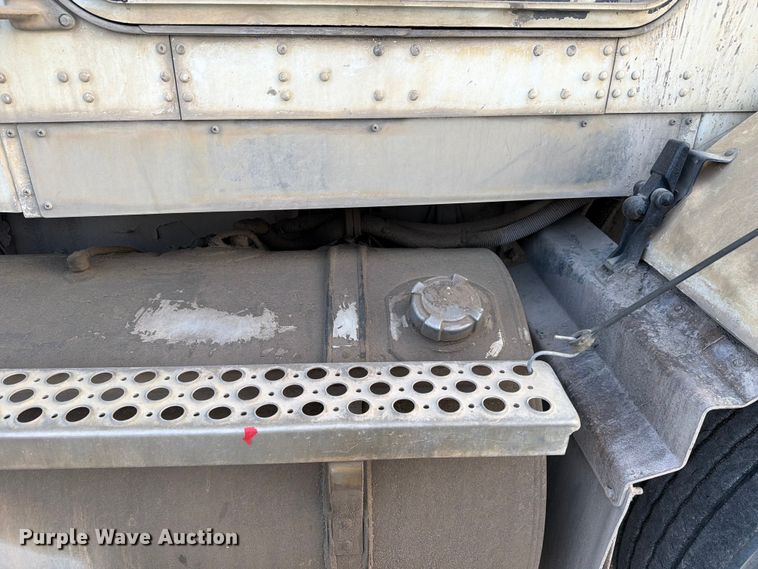 image for item FC3043 2007 Kenworth T800 semi truck