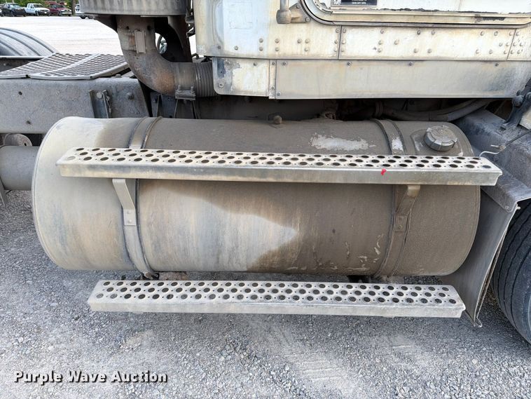 image for item FC3043 2007 Kenworth T800 semi truck