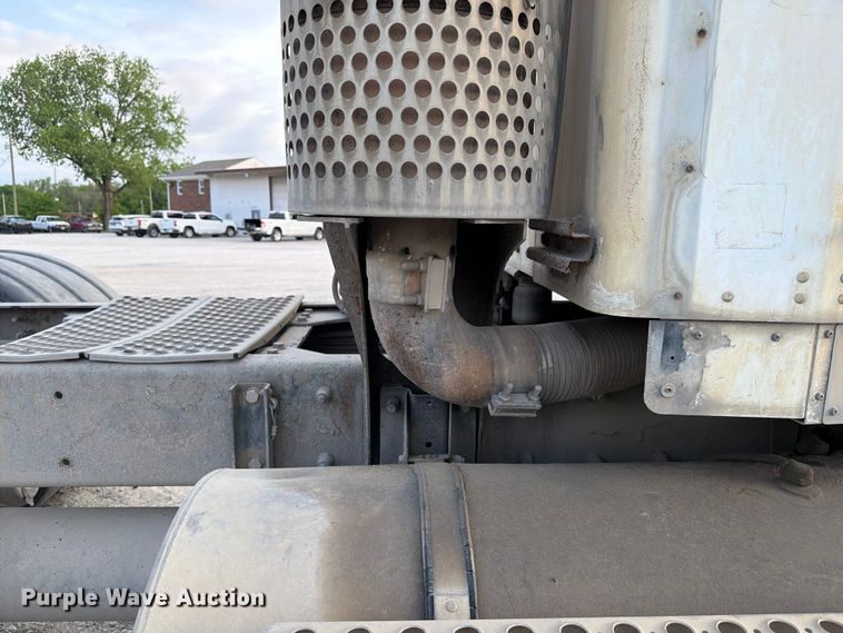 image for item FC3043 2007 Kenworth T800 semi truck