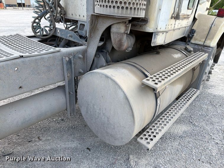 image for item FC3043 2007 Kenworth T800 semi truck