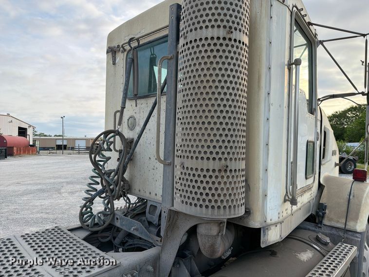 image for item FC3043 2007 Kenworth T800 semi truck