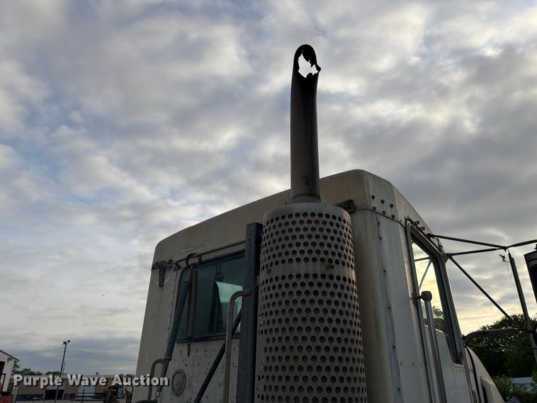 image for item FC3043 2007 Kenworth T800 semi truck