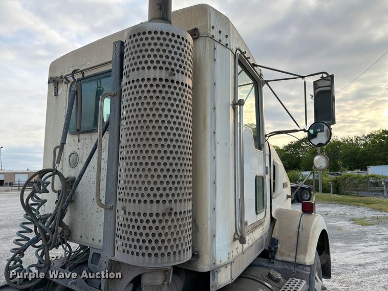 image for item FC3043 2007 Kenworth T800 semi truck