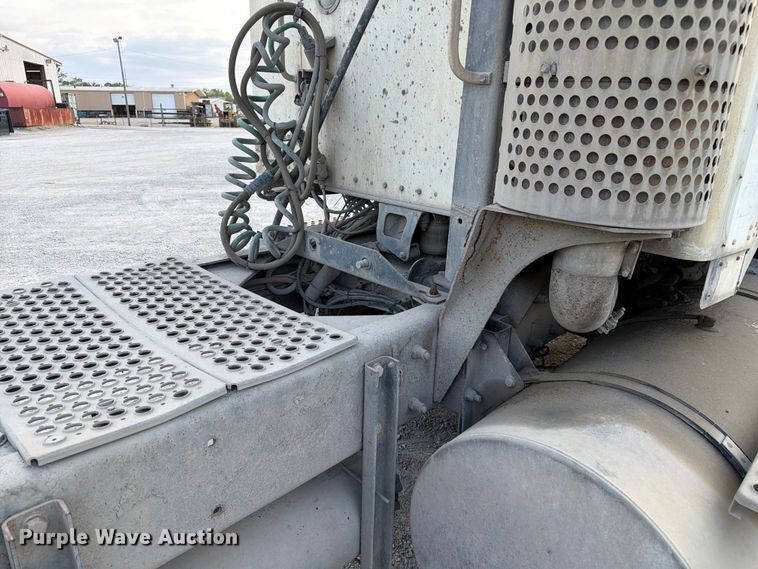 image for item FC3043 2007 Kenworth T800 semi truck