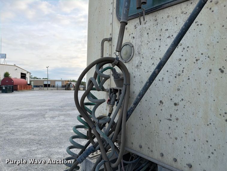 image for item FC3043 2007 Kenworth T800 semi truck