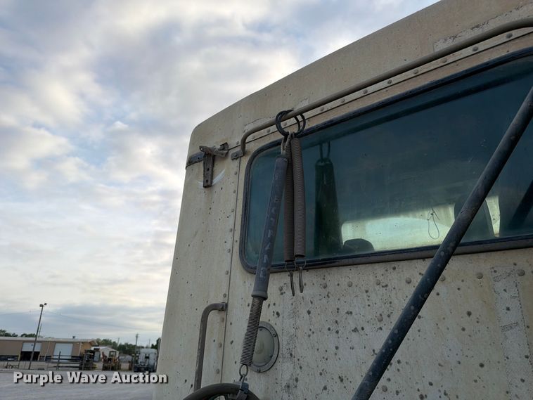 image for item FC3043 2007 Kenworth T800 semi truck