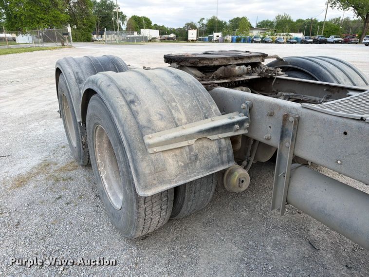 image for item FC3043 2007 Kenworth T800 semi truck