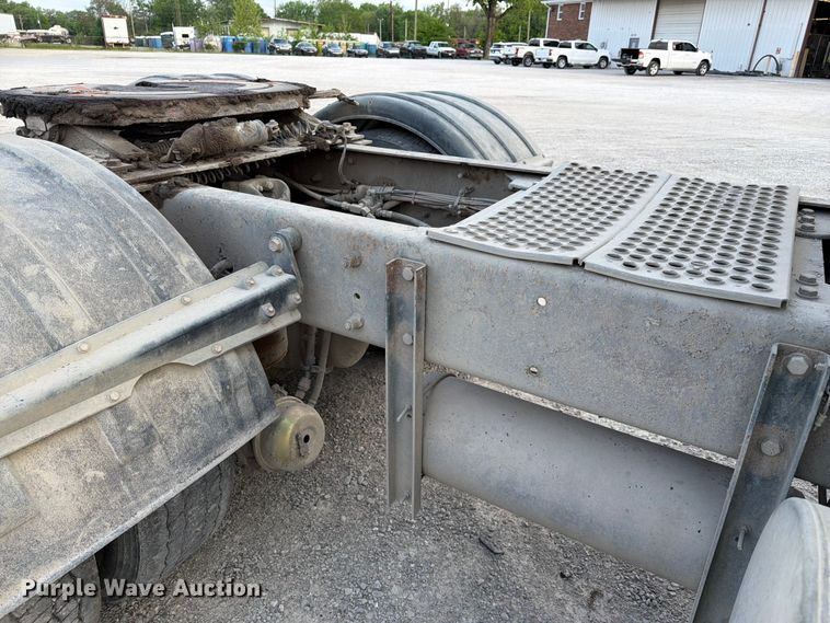 image for item FC3043 2007 Kenworth T800 semi truck