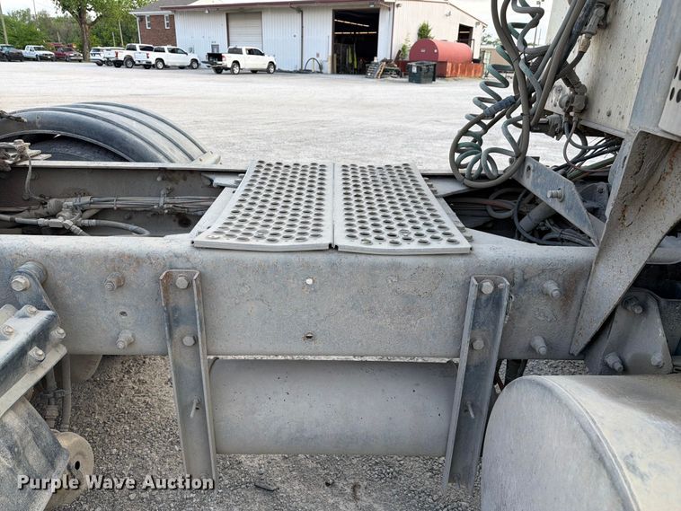 image for item FC3043 2007 Kenworth T800 semi truck