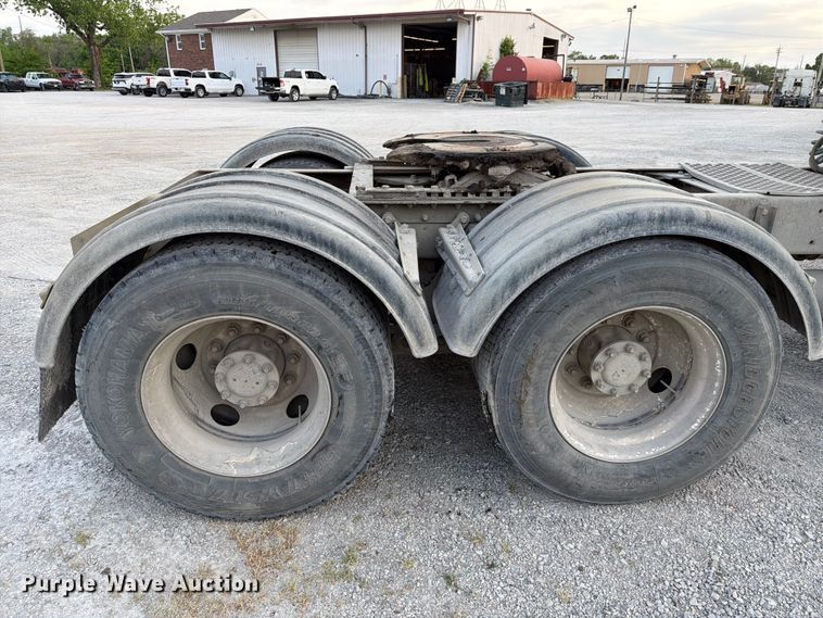 image for item FC3043 2007 Kenworth T800 semi truck