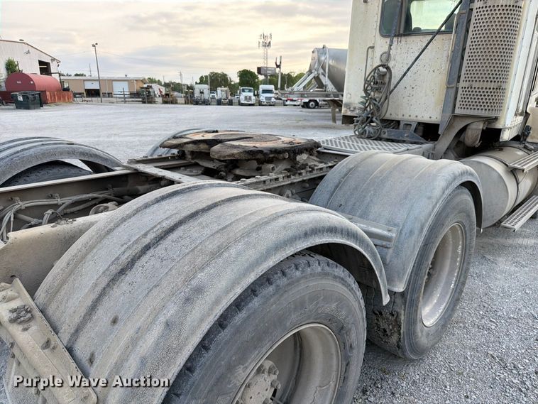 image for item FC3043 2007 Kenworth T800 semi truck