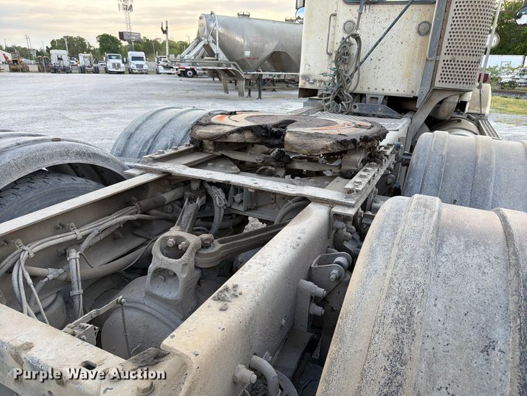 image for item FC3043 2007 Kenworth T800 semi truck