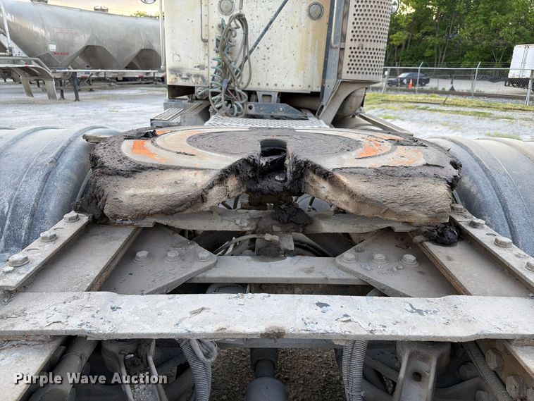 image for item FC3043 2007 Kenworth T800 semi truck