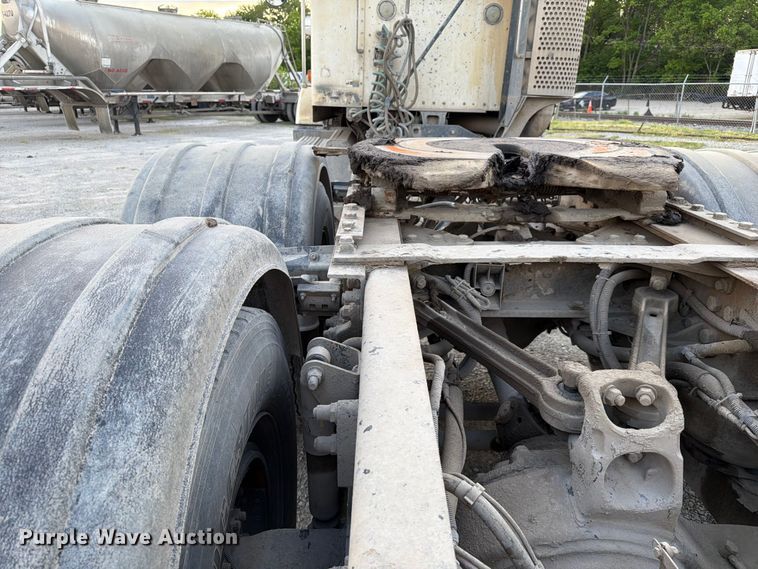 image for item FC3043 2007 Kenworth T800 semi truck