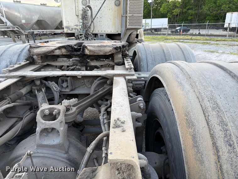 image for item FC3043 2007 Kenworth T800 semi truck