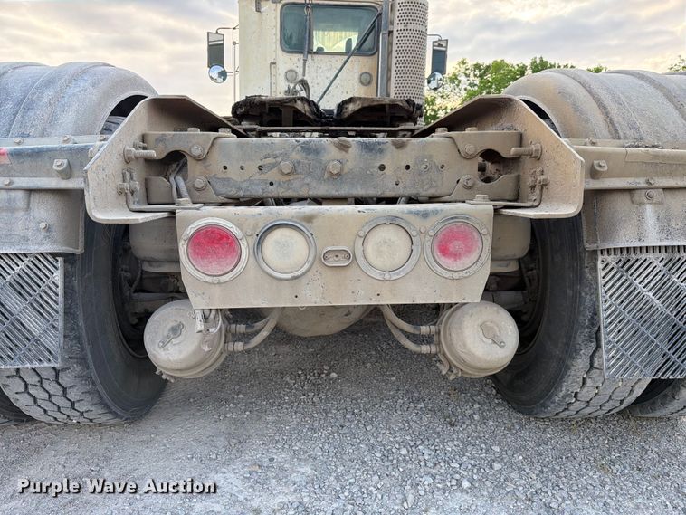 image for item FC3043 2007 Kenworth T800 semi truck