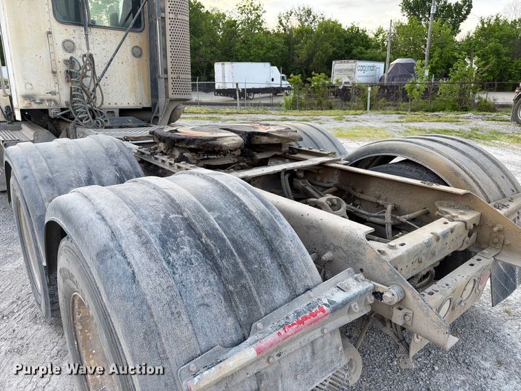 image for item FC3043 2007 Kenworth T800 semi truck