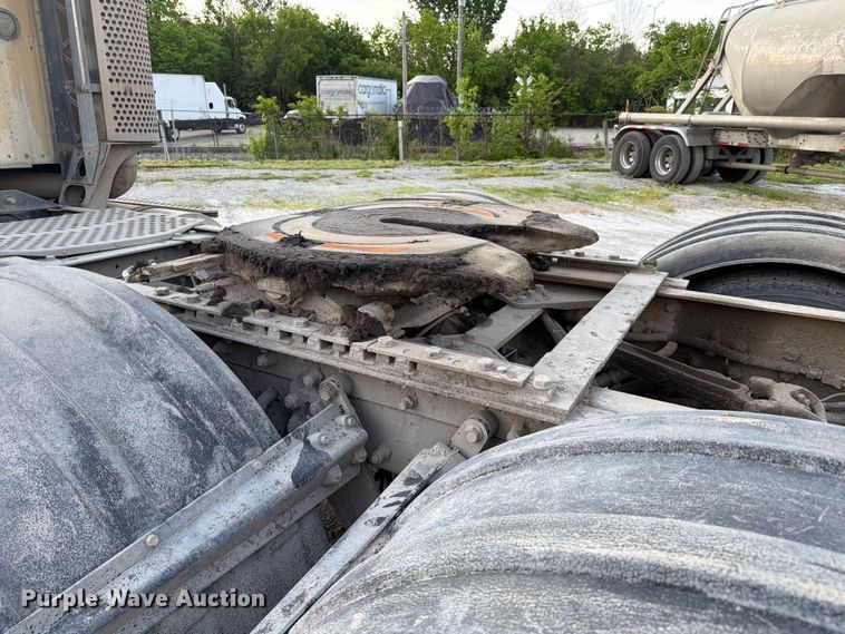 image for item FC3043 2007 Kenworth T800 semi truck