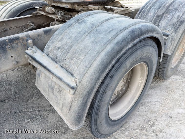 image for item FC3043 2007 Kenworth T800 semi truck