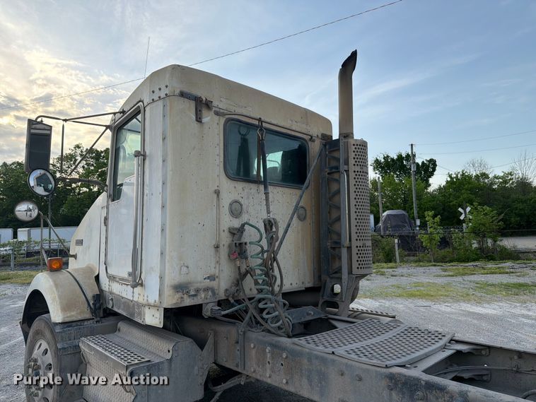 image for item FC3043 2007 Kenworth T800 semi truck