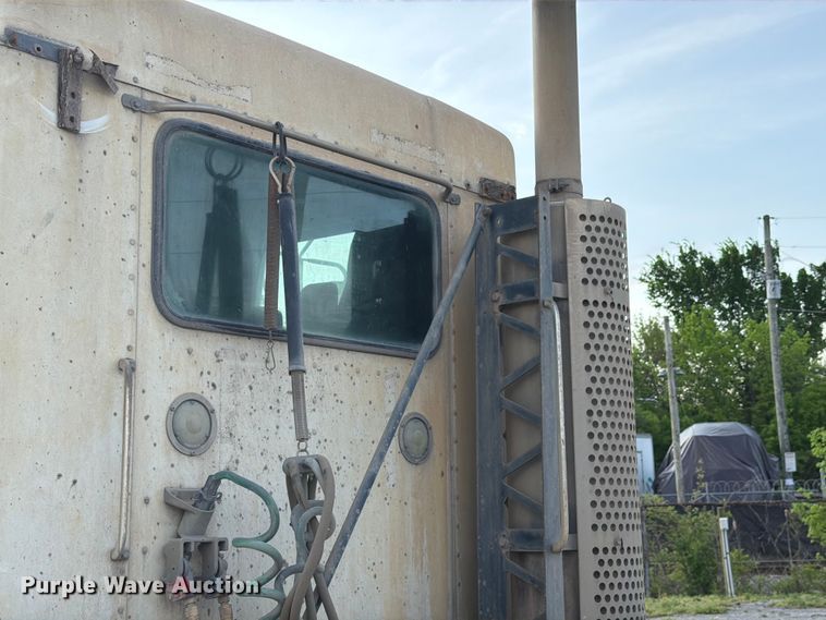 image for item FC3043 2007 Kenworth T800 semi truck