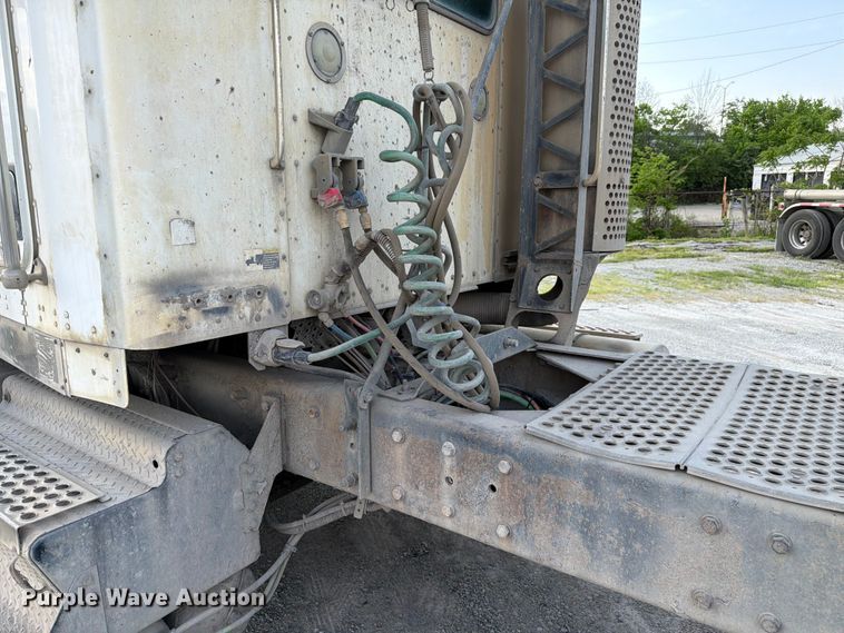 image for item FC3043 2007 Kenworth T800 semi truck