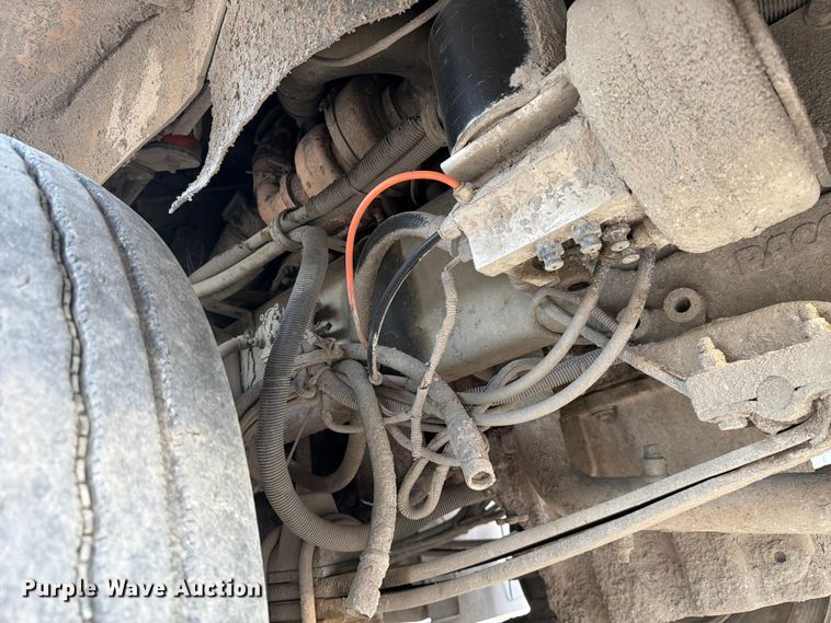 image for item FC3043 2007 Kenworth T800 semi truck