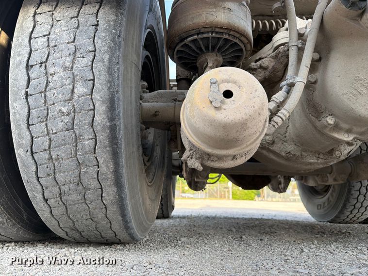 image for item FC3043 2007 Kenworth T800 semi truck