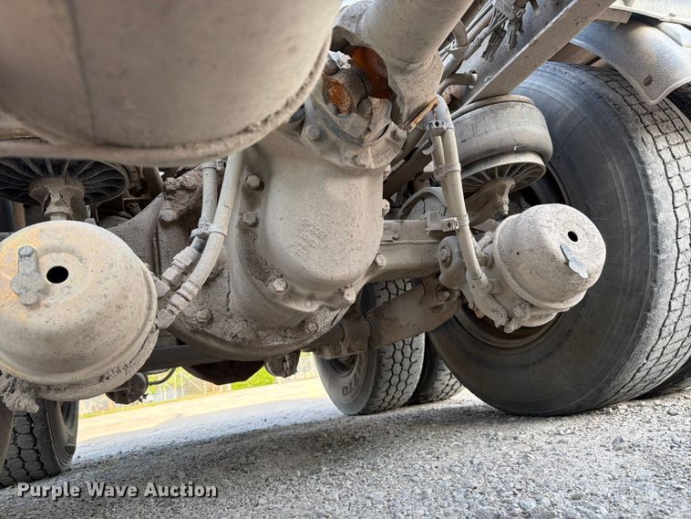 image for item FC3043 2007 Kenworth T800 semi truck