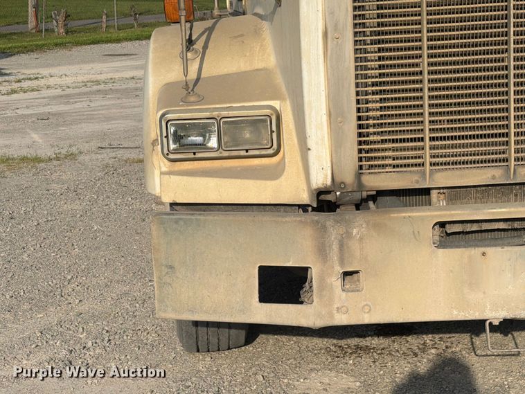 image for item FC3043 2007 Kenworth T800 semi truck