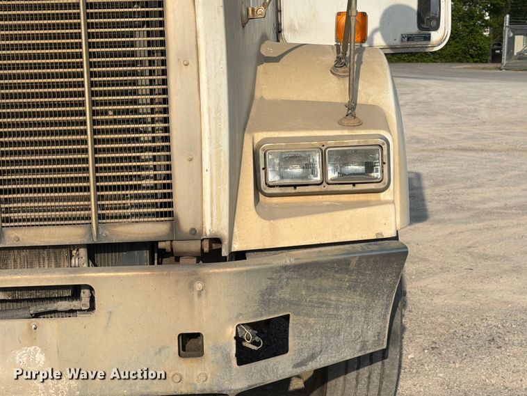 image for item FC3043 2007 Kenworth T800 semi truck