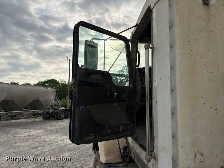 image for item FC3043 2007 Kenworth T800 semi truck