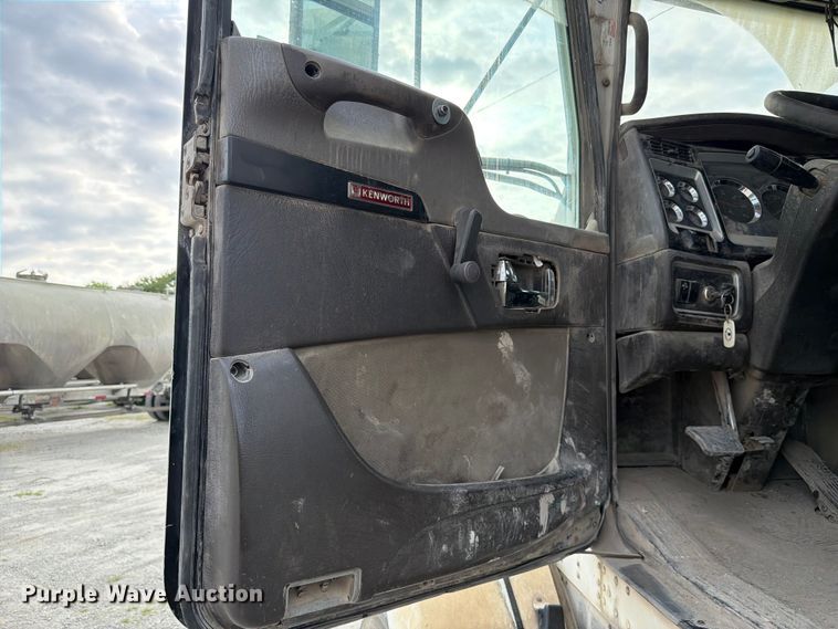image for item FC3043 2007 Kenworth T800 semi truck