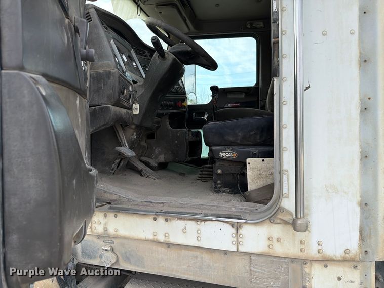 image for item FC3043 2007 Kenworth T800 semi truck