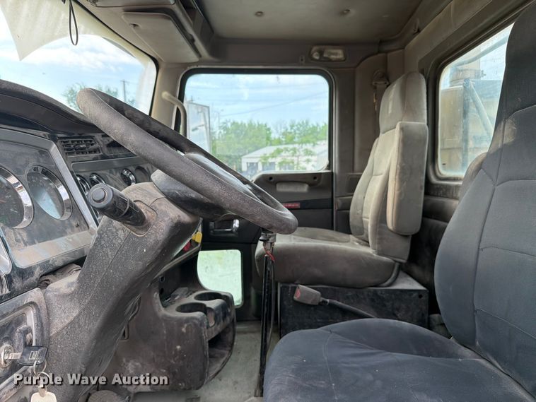 image for item FC3043 2007 Kenworth T800 semi truck