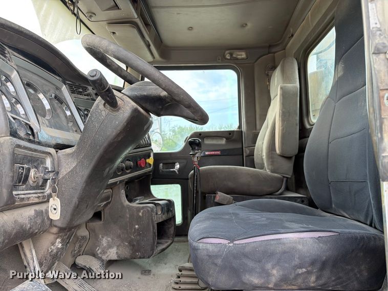 image for item FC3043 2007 Kenworth T800 semi truck