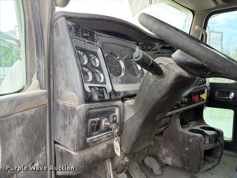 image for item FC3043 2007 Kenworth T800 semi truck