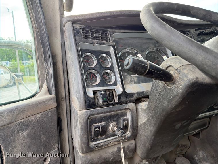 image for item FC3043 2007 Kenworth T800 semi truck