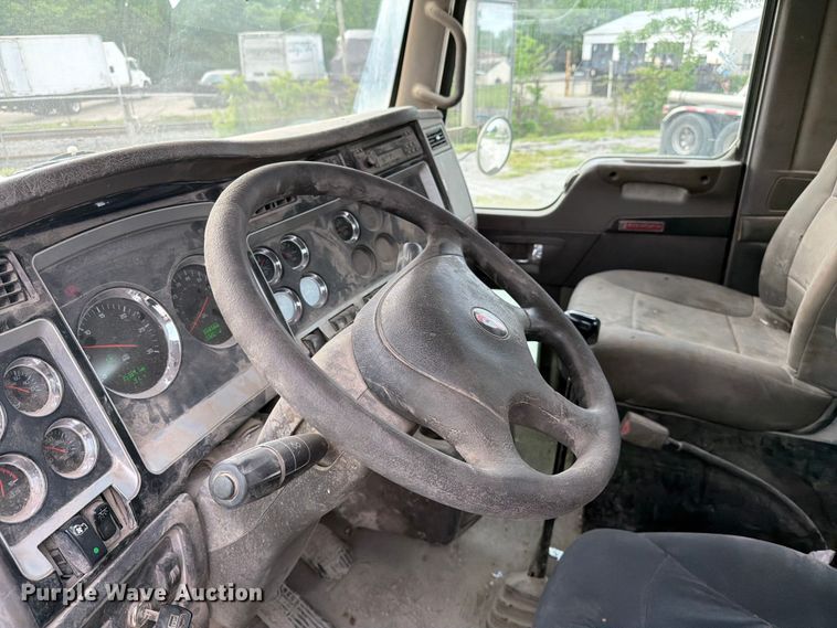 image for item FC3043 2007 Kenworth T800 semi truck